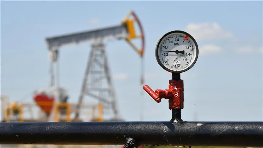 Global Markets Recover Slightly as Oil Prices Ease but Tariff and AI Concerns Keep Investors Cautious