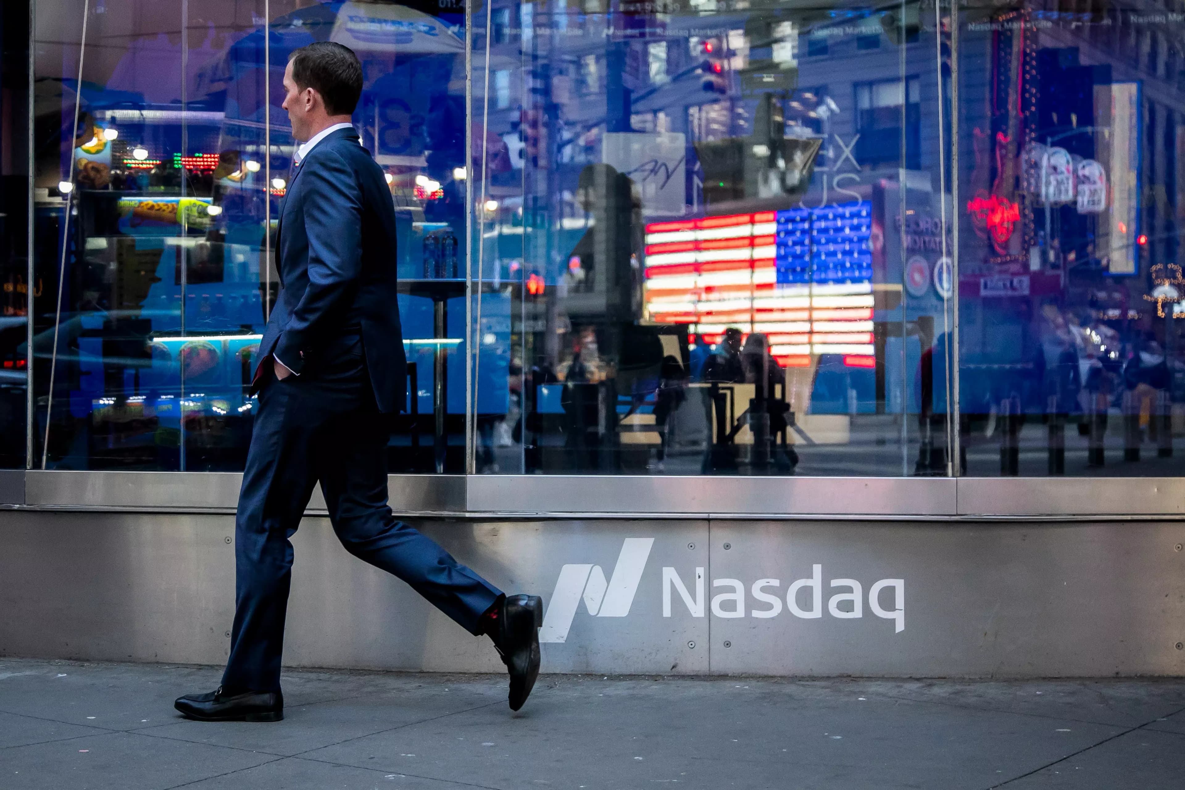 Global Markets Rise as AI Stocks Rebound While Investors Monitor Iran Tensions and Trump Policies