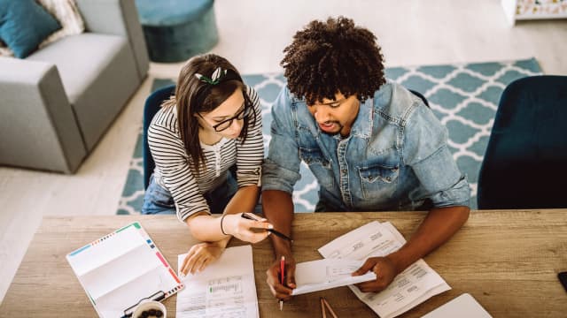 More Americans Say Their Finances Are Worse Than a Year Ago, Fed Survey Finds