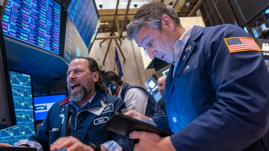 Dow, S&P 500 and Nasdaq Hold Near Records as Investors Assess Fed Rate Outlook